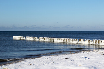 Fototapeta na wymiar beach at winter with breakwater in ice