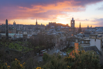 Naklejka premium Classic sunset or sunrise cityscape view from Calton Hill taking in Princes Street, Edinburgh Castle and the Balmoral Clock Tower at Waverley Station in Edinburgh, Scotland.