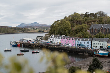 Fototapeta na wymiar bunte Häuser im Hafen von Portree auf der Isle of Skye in Schottland - pastellfarben, ruhig, Ausflugsziel, Großbritannien