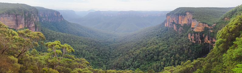 Naklejka premium Landscape panorama view of Govetts Leap Lookout on a summer day in Blackheath of the Blue Mountains National Park in NSW, Australia.