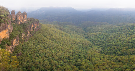 Obraz premium Classic landscape panorama view of the Three Sisters rock formation near Katoomba above the Jamison Valley in the Blue Mountains National Park in NSW, Australia.