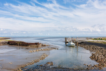 Boot an einem Anleger auf der Hallig Langeneß