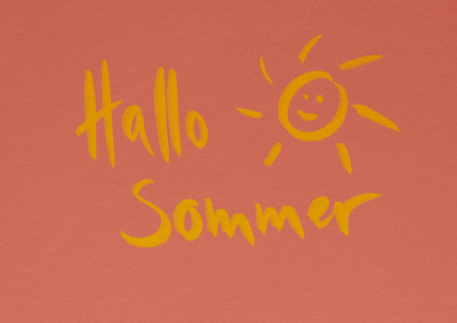 Gelber Schriftzug Hallo Sommer mit illustrierter lachender Sonne auf hellrosa Hintergrund