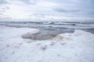 gefrorene Ostsee im Winter mit Eis und Schnee