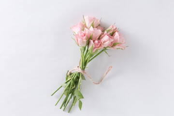 麻ひもで結んだピンクの薔薇の花束