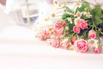 Obraz na płótnie Canvas 春の朝のイメージ　ピンクの薔薇の花束とガラスの花瓶