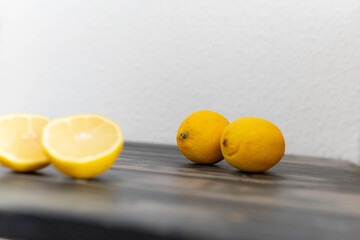 Zitronen auf einem Holzuntergrund, schwarz-braun