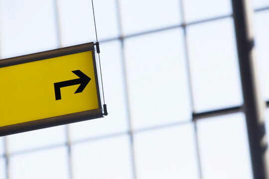 Infrastructure at the airport. The black arrow on the yellow plate points to the right.