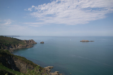 Vue sur la mer et les îlets de la pointe de Plouha, à Plouha dans les Côtes-d'Armor en Bretagne.