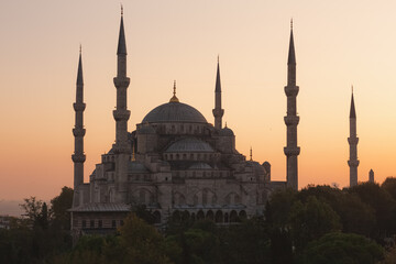 Fototapeta na wymiar The iconic Ottoman-era Blue Mosque at Sultanahmet in Fatih, Istanbul, Turkey at sunset or sunrise.