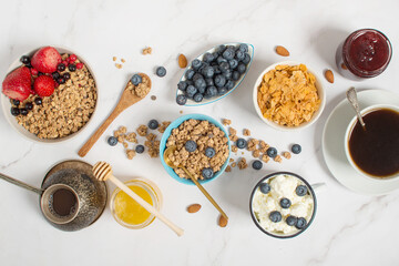 Obraz na płótnie Canvas A healthy breakfast with yogurt and granola.