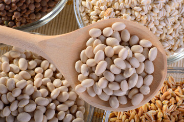 Fototapeta premium Cucchiaio di legno con fagioli