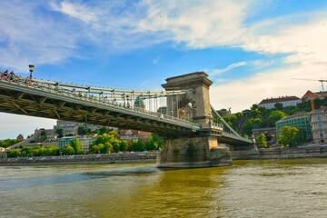 De Széchenyi-kettingbrug is een kettingbrug die de rivier de Donau overspant