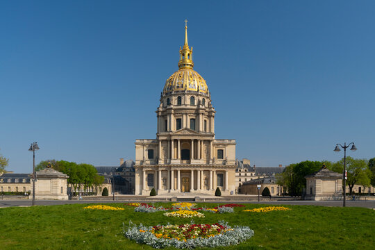 France, Paris, Les Invalides is a complex of museums and tomb in Paris, the military history museum of France, and the tomb of Napoleon Bonaparte.