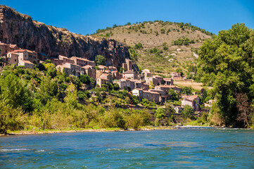 Peyre, village médiéval au dessus du Tarn, avec son église troglodytique en Aveyron.	