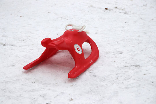 roter kinder schlitten im schnee