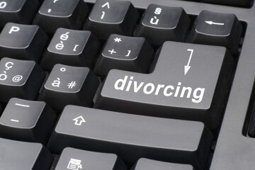tastiera con parola divorzio su tasto invio