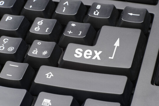 Tastiera computer con parola sex sul tasto enter.