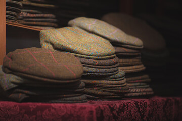 Traditional Scottish mens vintage country tweed caps on display for sale. - obrazy, fototapety, plakaty