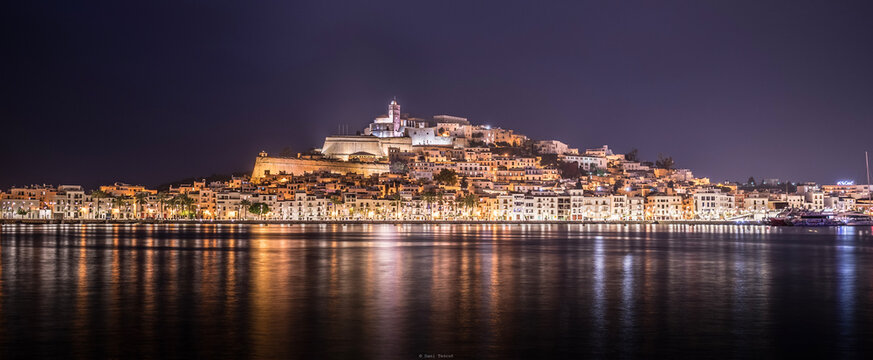 Ciudad de ibiza de noche con el puerto en calma