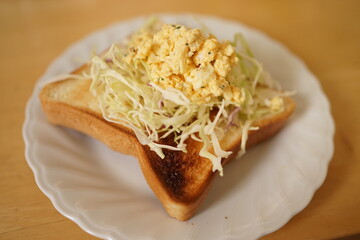 Homemade Egg salad sandwich with sliced cabbage, delicious healthy Breakfast - ホームメイド 卵 キャベツ サンドイッチ 