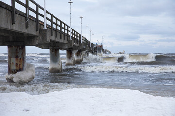 Seebrücke Zinnowitz im Winter vereist mit wellen und schnee, eis, strand uns Meer, Ostsee , Usedom