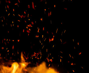 Flammenfeuer mit Funken auf schwarzem Hintergrund