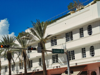 Eine Ampel mit Strassenschild auf dem Ocean Drive in Miami, Florida - A traffic light with a street sign on Ocean Drive in Miami, Florida