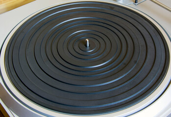 support drive, platter with rubber mat of vinyl disk player