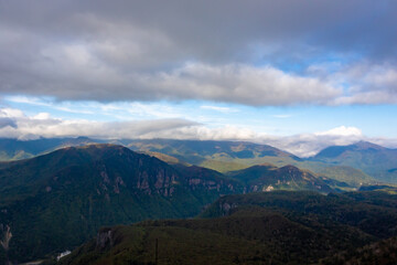 Obraz na płótnie Canvas 北海道・大雪山の黒岳麓にあるロープウェー乗り場から見た、遠くに見える山々と青空に浮かぶ雲