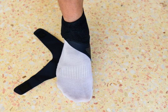 The man were Ankle support lightweight and press ankle protection anti-sprain running breathable