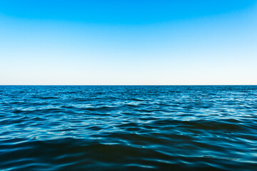 Obraz premium Ocean horizon and waves of water, blue sky and surface from sea waves