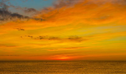 Obraz premium Sunrise over the sea early in the morning.