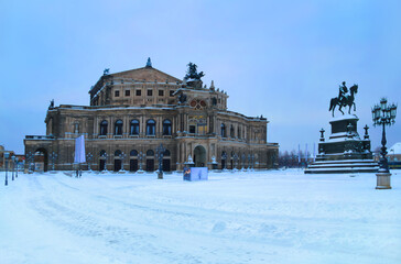 Fototapeta na wymiar Semperoper Dresden Blaue Stunde im Winter