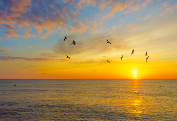 Obraz na płótnie Canvas Sunrise over the sea in the early morning.