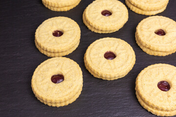 gluten-free double oatmeal cookies with raspberry filling