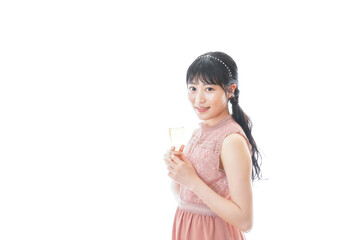 パーティーでワインを飲む若い女性