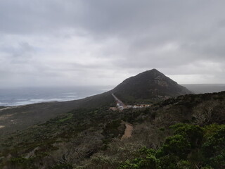 Vue sur l'oc&eacute;an depuis une falaise