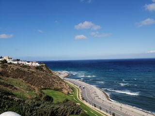 Vue sur l'oc&eacute;an depuis une falaise