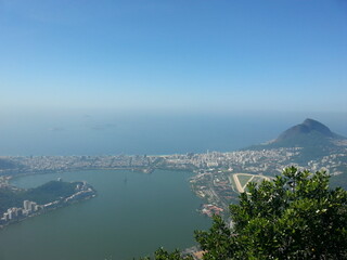 Vue sur l'oc&eacute;an depuis une falaise