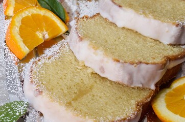 Orangenkuchen in Scheiben aufgeschnitten mit Puderzuckerglasur