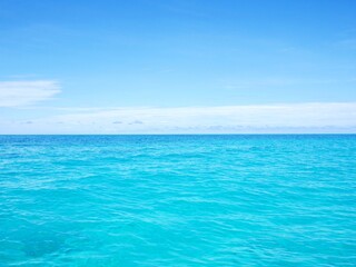 Fototapeta na wymiar 沖縄の宮古島の青い海と空