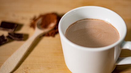 Primer plano de una taza de chocolate caliente