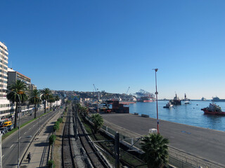 Fototapeta na wymiar Mar y Ferrocarril Valparaiso