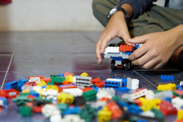 Niño Latinoamericano jugando con ladrillitos lego  © Paulino