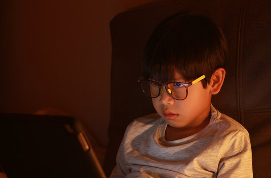 Children watching ipad, glasses watching ipad before sleep