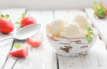 Vanilleeisbecher Vanille Eis Kugeleis Erdbeeren Erdbeereisbecher