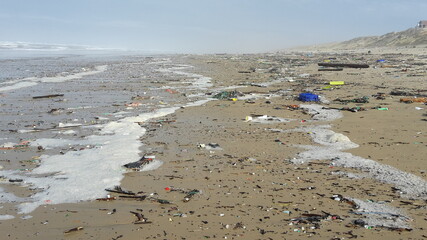 Mit Plastikmüll übersäter Strand. Atlantik. Mimizan Frankreich.