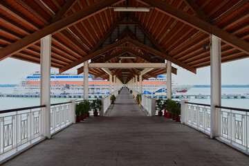 Der lange Gang zum Schiff in Port Klang, Malaysia - The long corridor to the ship in Port Klang,...