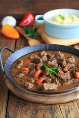 Gulasch mit Kartoffelpüree